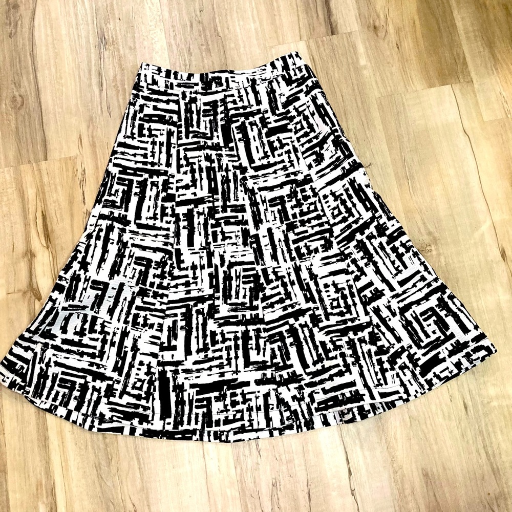 Forever 21 Black & White Skirt. Size: XS